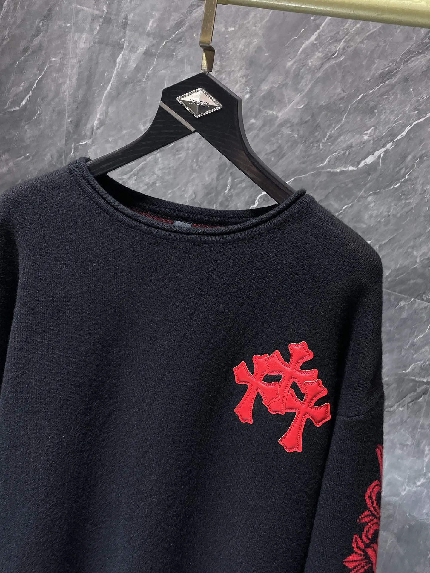 P256 Chrome Hearts 🍁Autumn and winter sweater series🍁 New autumn and winter red cross patent leather red flower arm sweater. Selected high-quality wool blended knitted high-quality fabrics. Embroidery➕leather. Non-market ordinary version. Recommended color: black